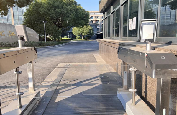 出入口道閘，人臉機